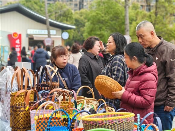 璧山区“巾帼优品” 集市热闹开市 巧艺赋能“她经济”