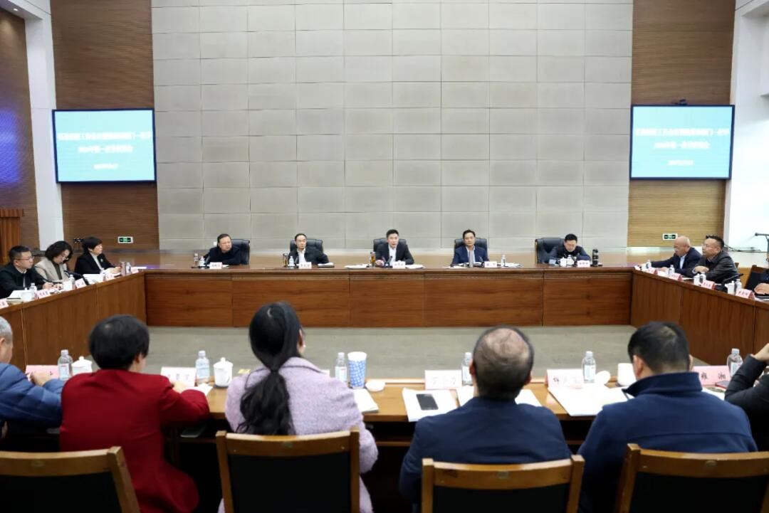 区委经济工作会议暨镇街和部门一把手2026年第一次季度例会召开