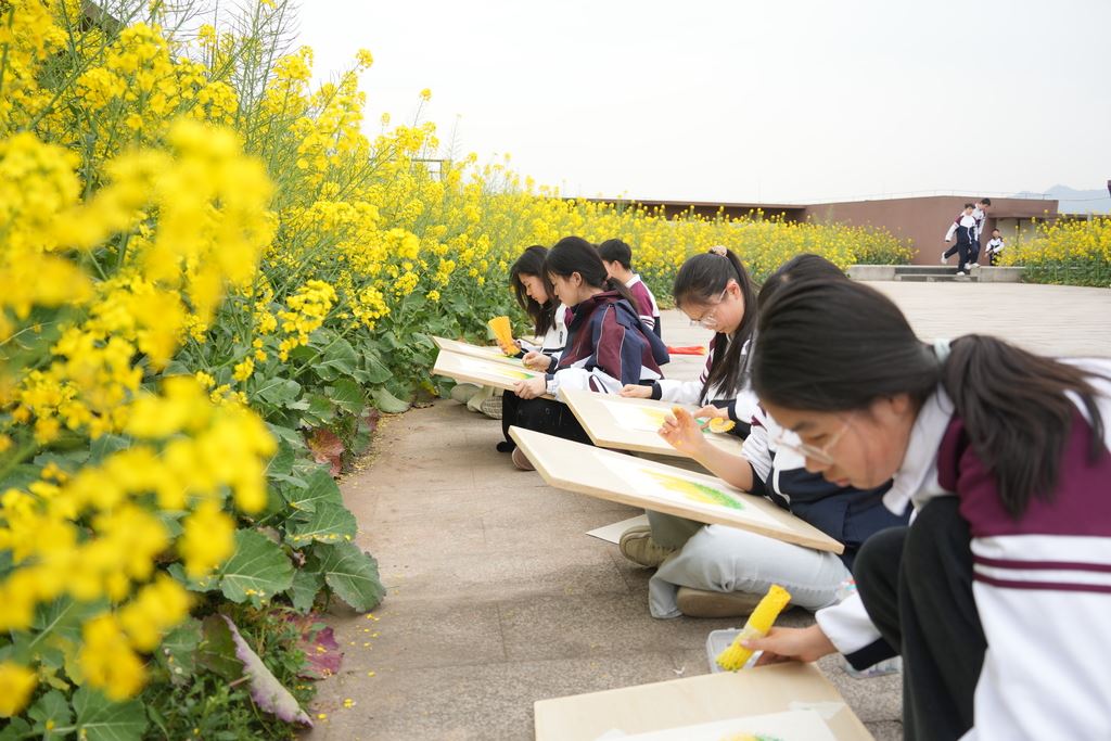 高新初中楼顶花海藏课堂书香花香伴成长